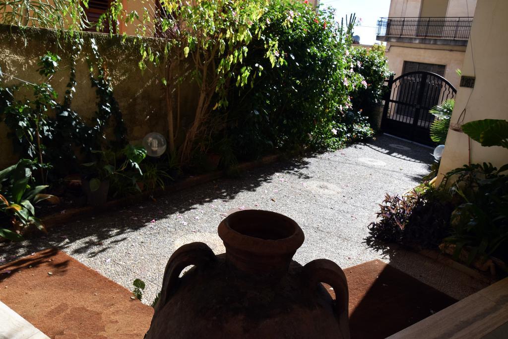Artroom Garden Noto Bagian luar foto